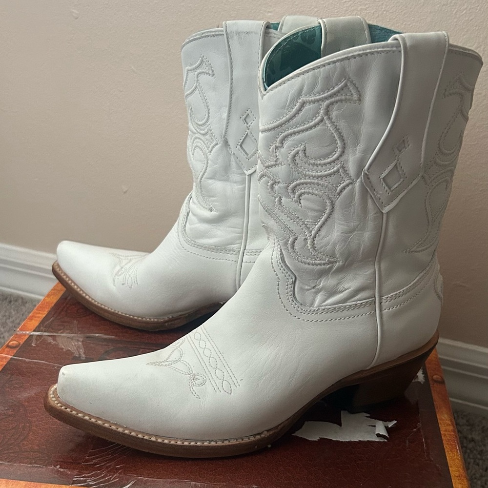 White Corral handcrafted leather cowboy boots